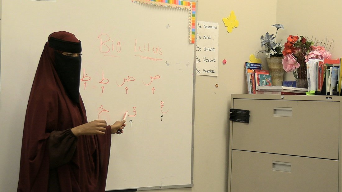 Teacher leading an Arabic 'Big Letters' lesson